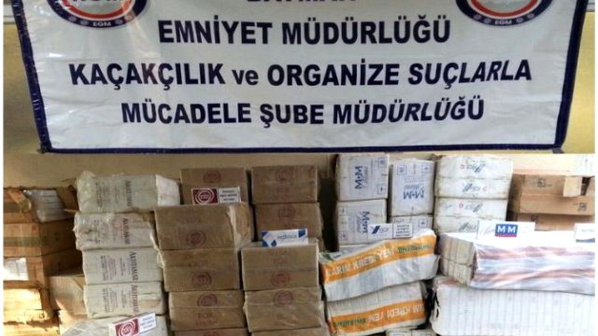 Dur\' İhtarına Uymayan Minibüste 52 Bin 500 Paket Kaçak Sigara Ele Geçirildi