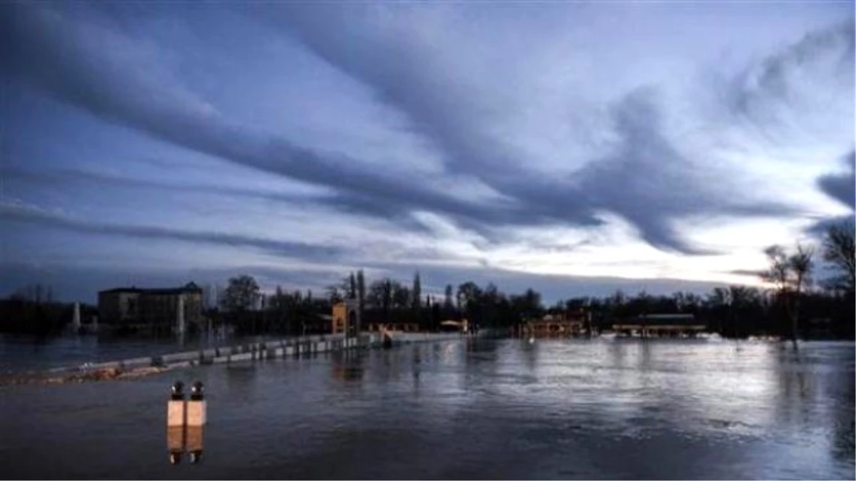 Edirne\'de Nehir Debileri Yükseldi! Yüzlerce Kişi Tahliye Edildi
