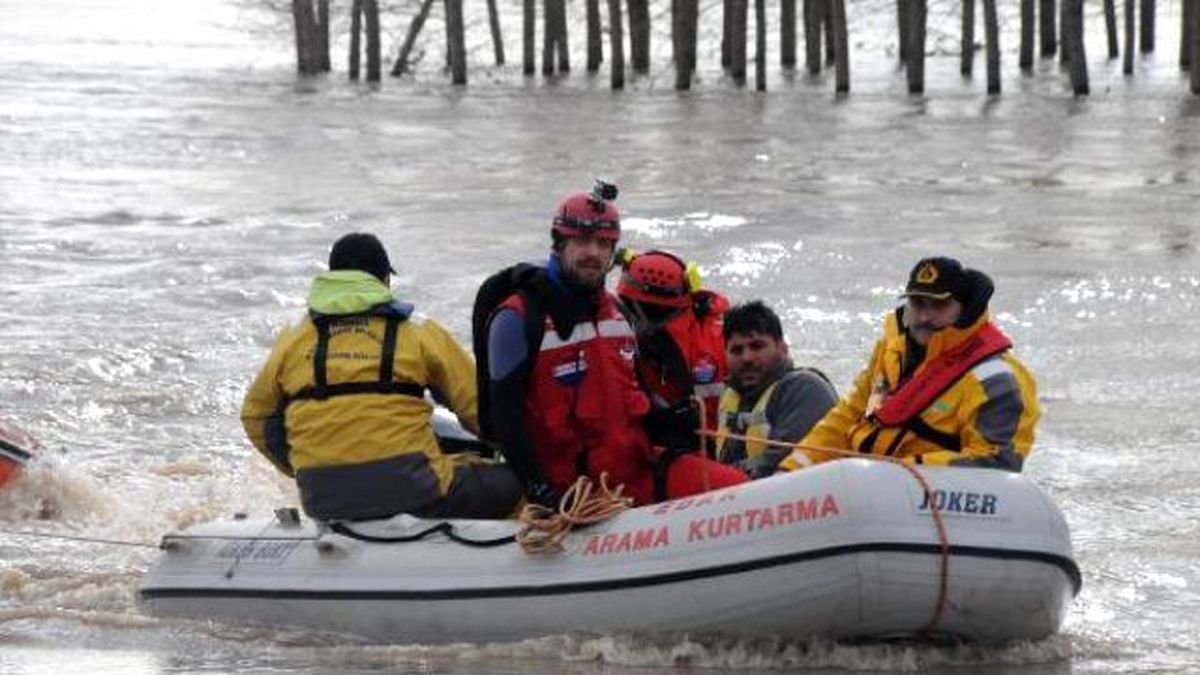 Edirne\'de Taşkın Felaketi; Bir Mahallede 5 Bin Kişi Mahsur
