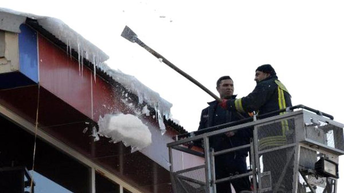 Erzurum\'da İtfaiye Timi Buz Sarkıtlarını Kırıyor