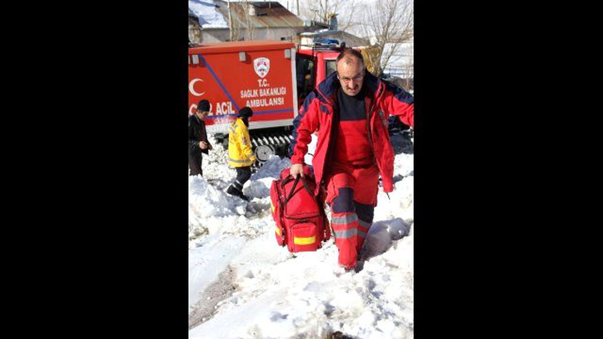 Erzurum\'da Kar ve Tipi Nedeniyle Yolu Kapalı Olan Köylerdeki 94 Hasta Kurtarıldı