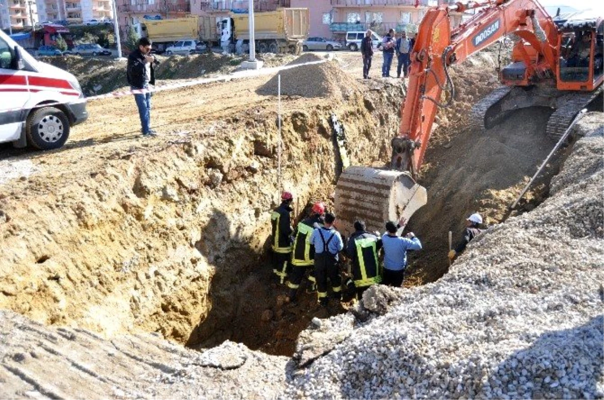 Göçük Altında Kalan İşçi İçin Arkadaşları Toprağı Elleriyle Kazdılar