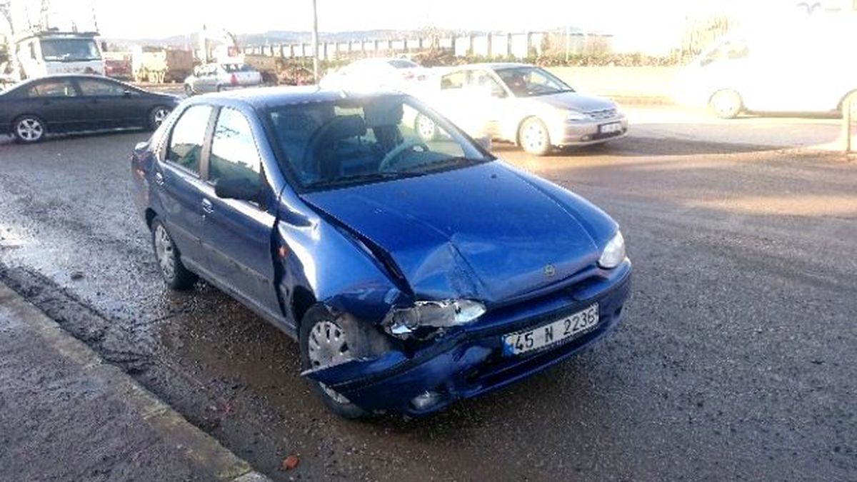 Hatalı "U" Dönüşü Kazaya Neden Oldu: 2 Yaralı
