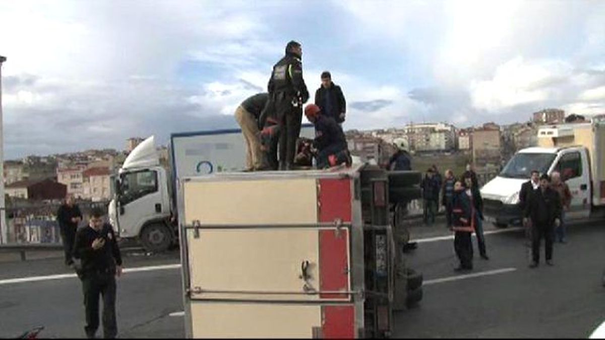 Kamyonet Devrildi: O-3 Yarım Saat Trafiğe Kapandı