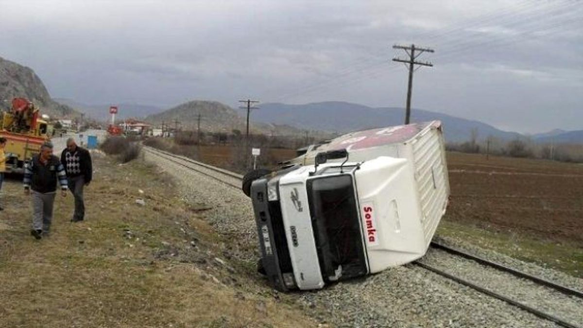 Tokat\'ta Kamyonet Tren Rayları Üzerine Devrildi