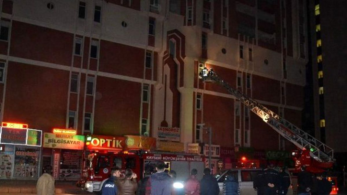 Kayseri\'de İş Merkezinde Yangın