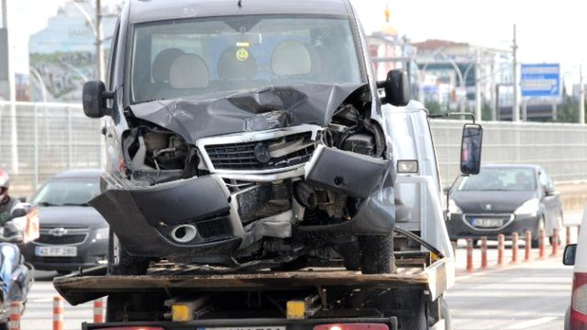 İzmit\'te Kontrolden Çıkan Araç Direğe Çarptı: 1 Yaralı