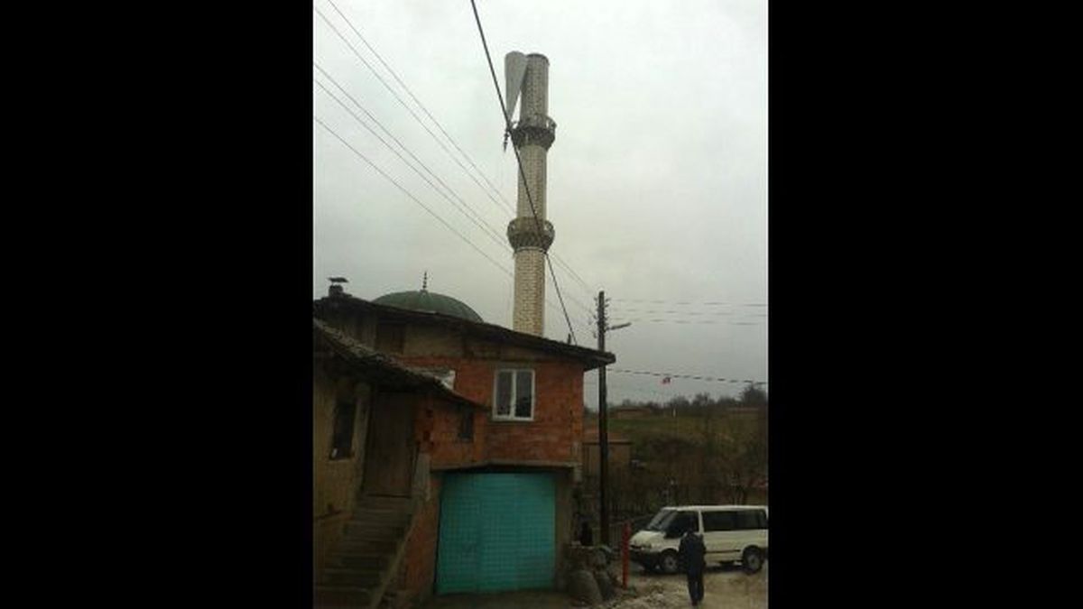 Lodos Minarenin Külahını Uçurdu
