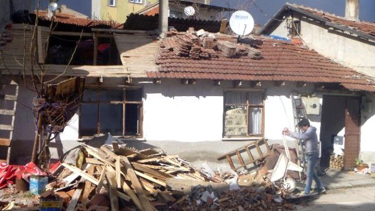 Lodos Sonrası Evlerin Çatılarında Tadilat Çalışmaları Başladı