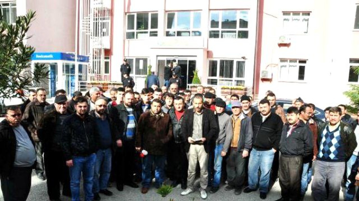 Maden Ocağında Çalışan Kamyonculardan Ücret Kesintisi Tepkisi