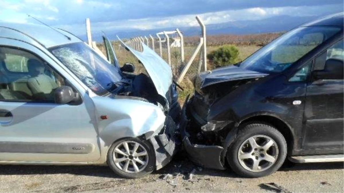 Manisa\'da Otomobiller Çarpıştı: 1 Ölü, 2 Yaralı