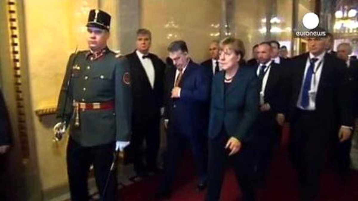 Merkel\'den Orban\'a Demokrasi Eleştirisi