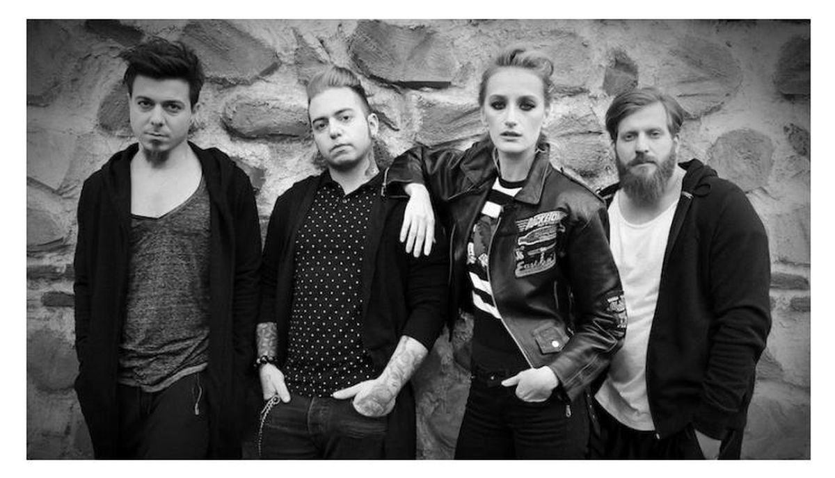 Model'den Üçüncü Klip: Sen Ona Aşıksın