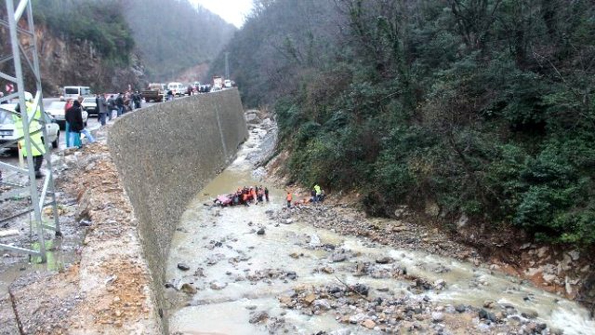 Otomobil Dereye Uçtu: 1 Ölü, 3 Yaralı