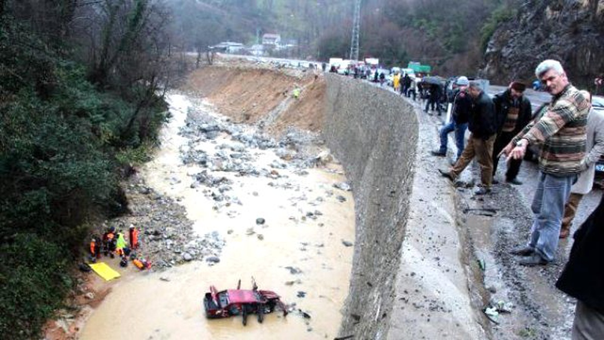 Otomobil Dereye Uçtu: 1 Ölü, 3 Yaralı