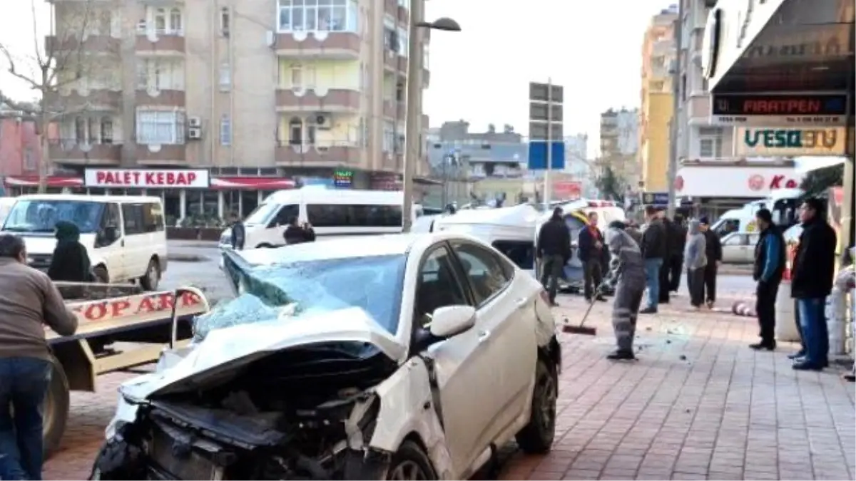 Otomobil Servis Minibüsüyle Çarpıştı; 7 Yaralı