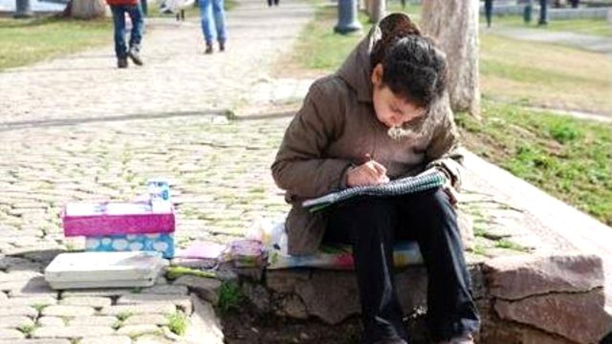 Parkta Ders Çalışıyor