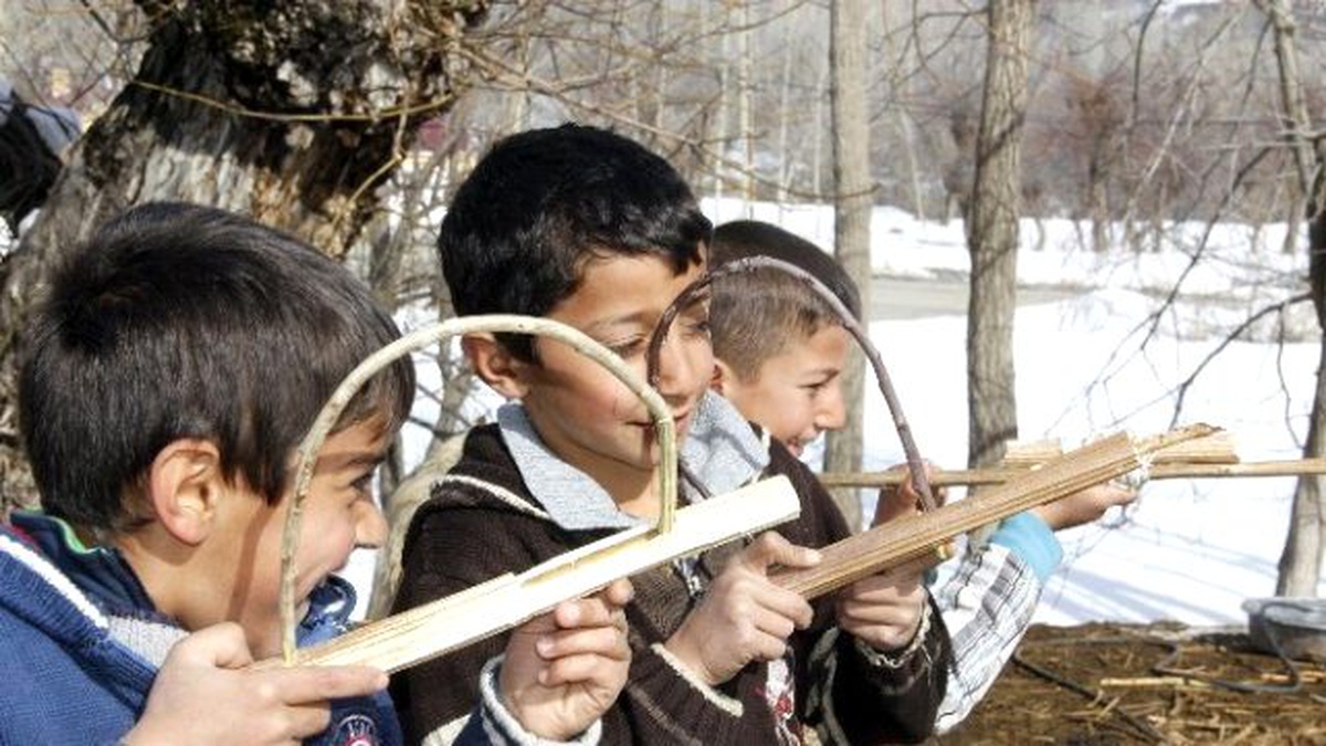 Hakkari\'de Öğrenciler Yarı Yıl Tatilini Hayvanlara Bakarak Geçiriyor