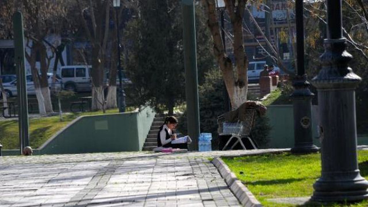 Parkta Hem Su Satıyor, Hem Derslerine Çalışıyor