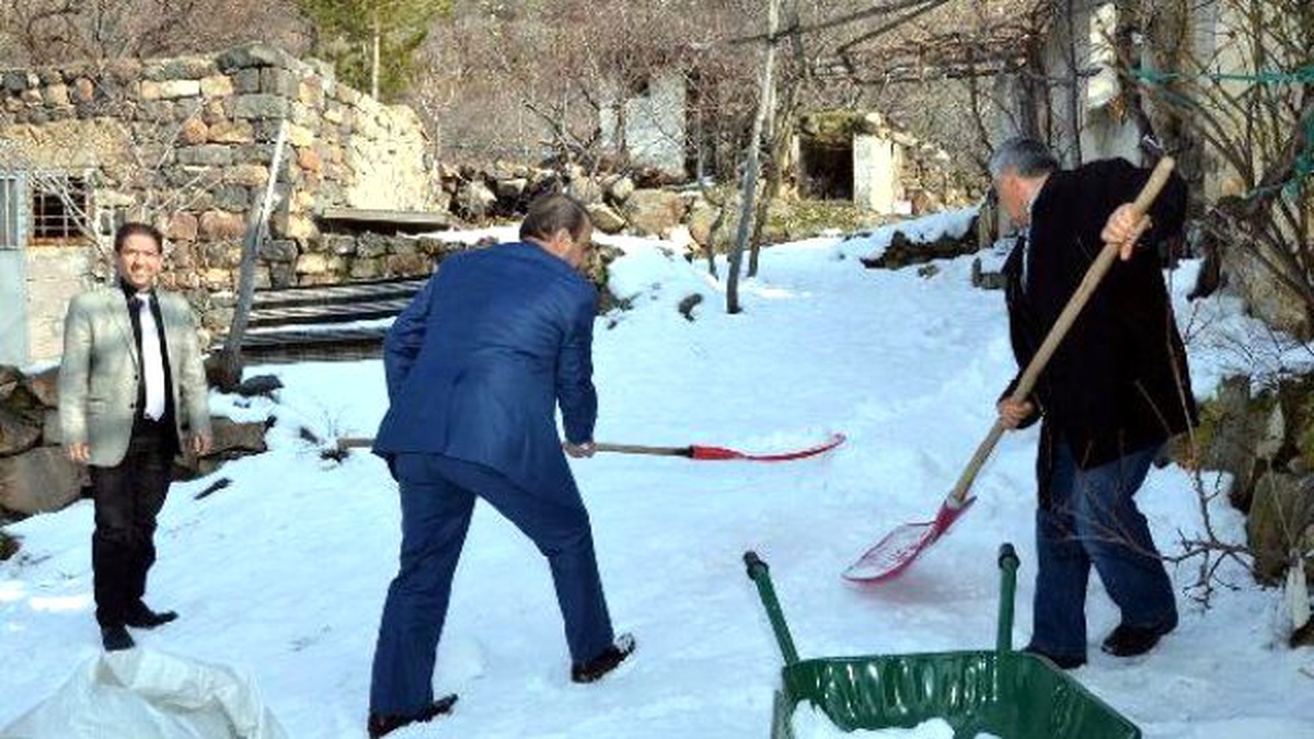 Ramazan İçin Kuyulara Kar Dolduruyorlar