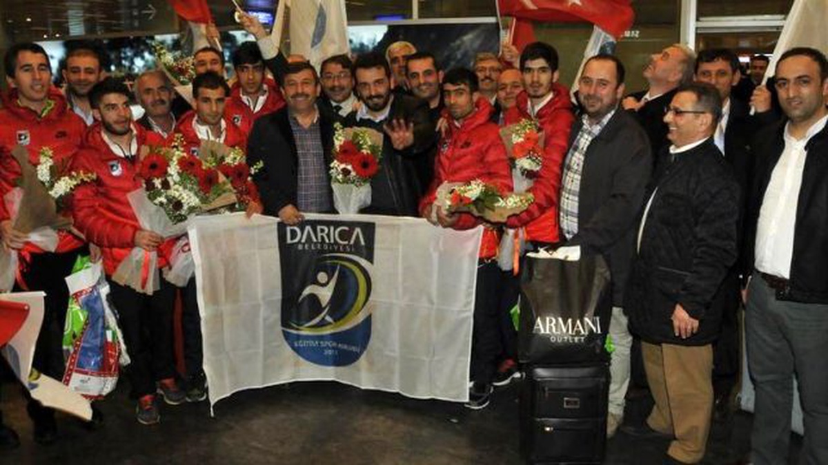 Şampiyon Atletlere Davullu Zurnalı Karşılama