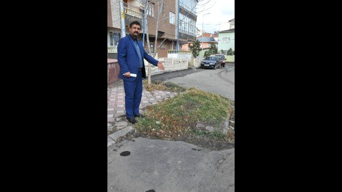 Sivas\'ta Sokak Ortasındaki Mezar Görenleri Şaşırtıyor
