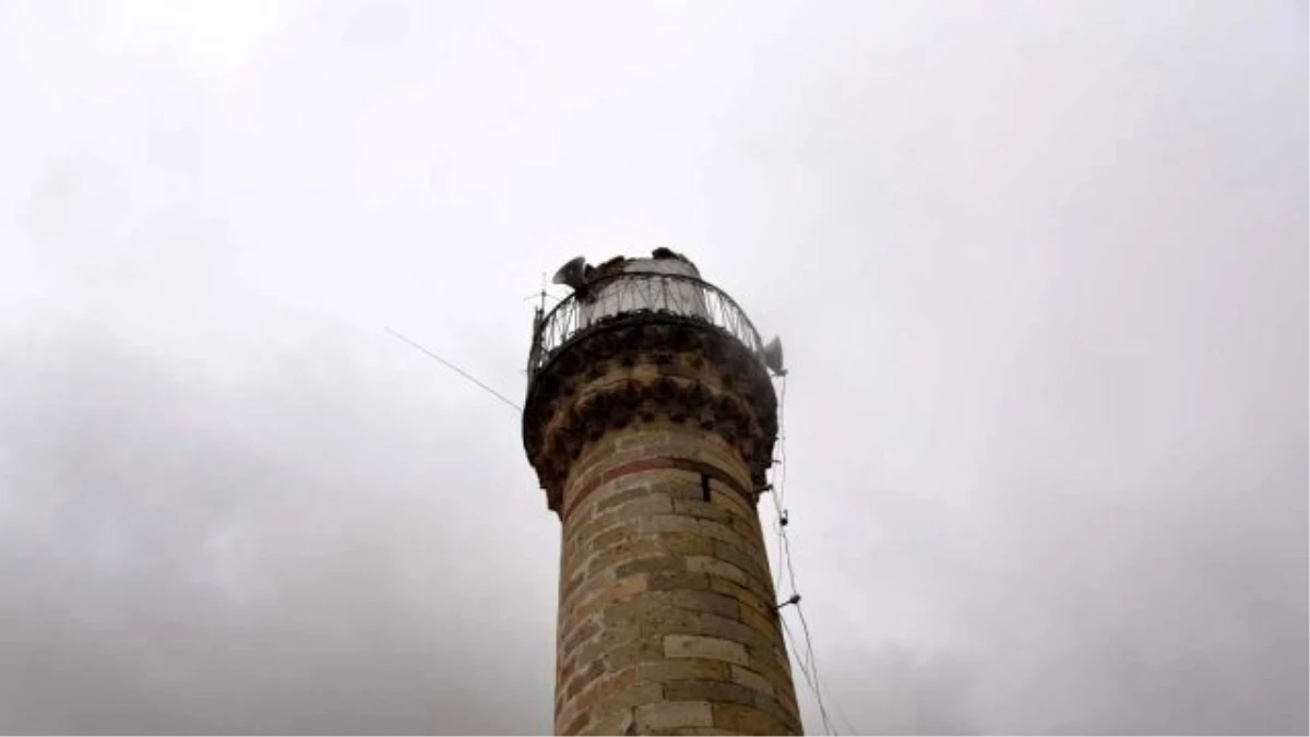 Tarihi Caminin Minaresi Lodosa Dayanamadı