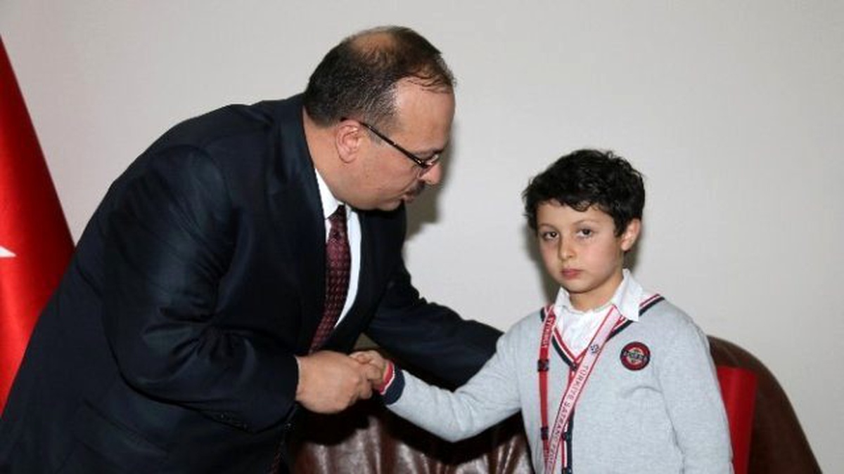 Vali Canbolat\'tan Satranç Şampiyonası Türkiye 4\'ncüsü Öğrenciye Ödül