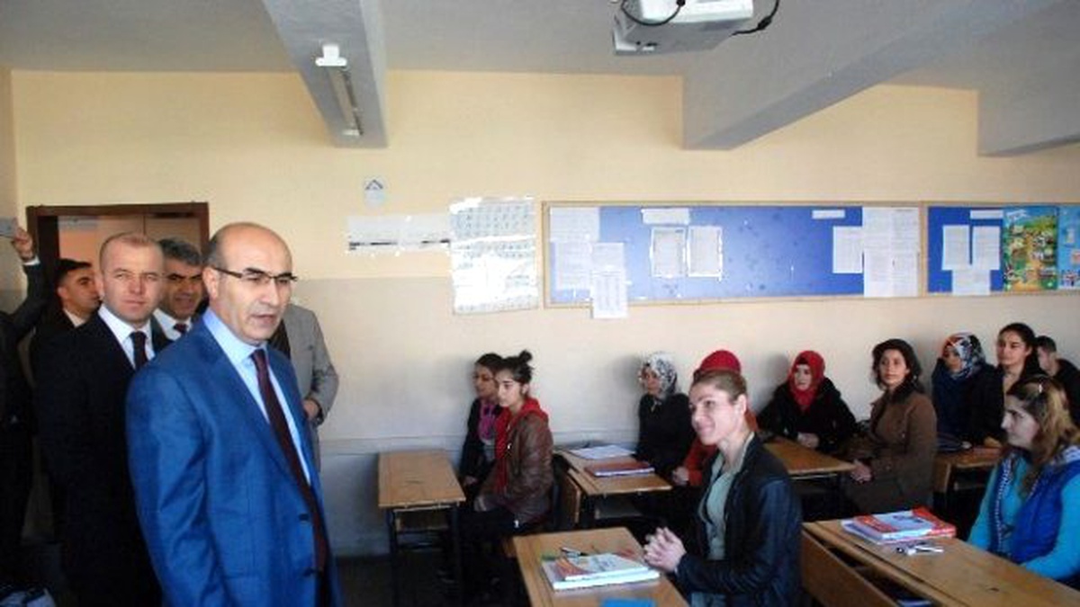 Vali Demirtaş\'tan Ygs Hazırlık Öğrencilerine Kitap Desteği