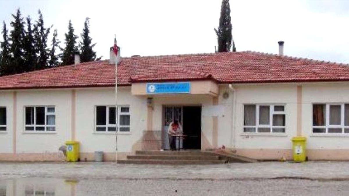 Veliler Okulun Bakım ve Onarımını Yapıyor