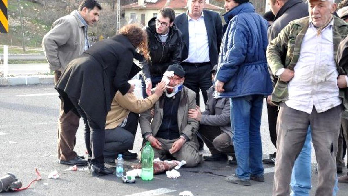 Akşehir\'de Otomobille Traktör Çarpıştı: 4 Yaralı