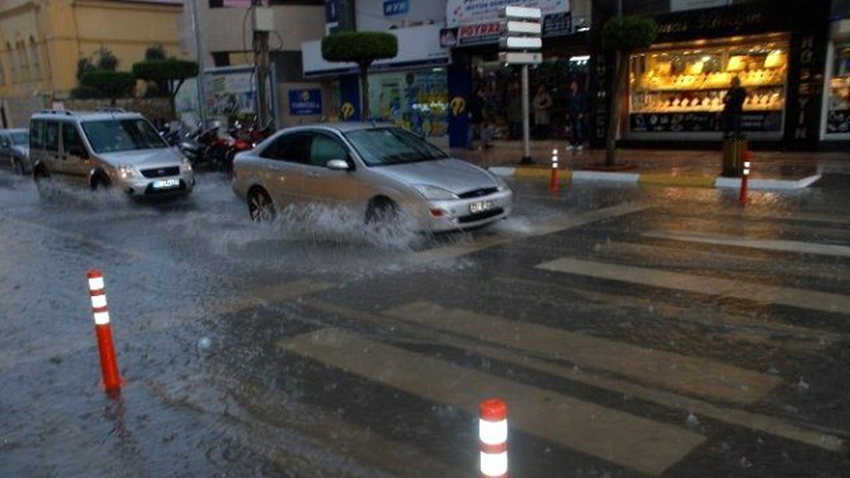 Aniden Bastıran Yağmur Vatandaşı Çaresiz Bıraktı