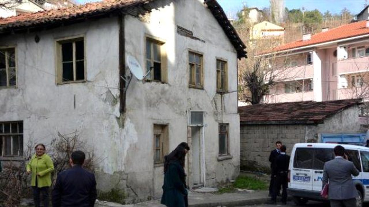 Asma Kilitli Eşyasız Evden Huzurevine
