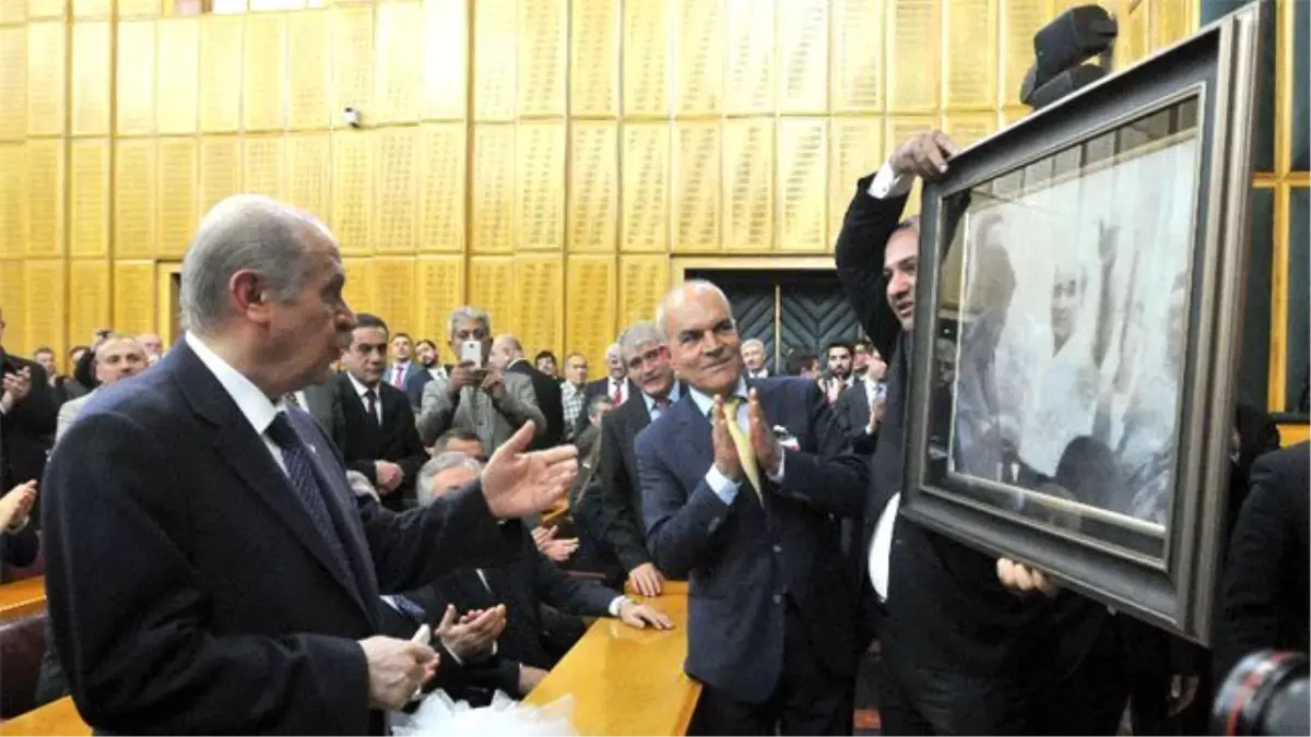 Bahçeli\'ye Bozkurt İşareti Yapan Atatürk Tablosu Hediye Edildi