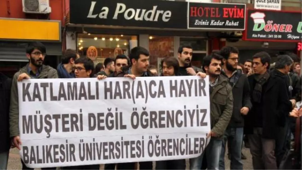 Balıkesir\'de Üniversitelilerden \'Katlamalı Harç\' Protestosu