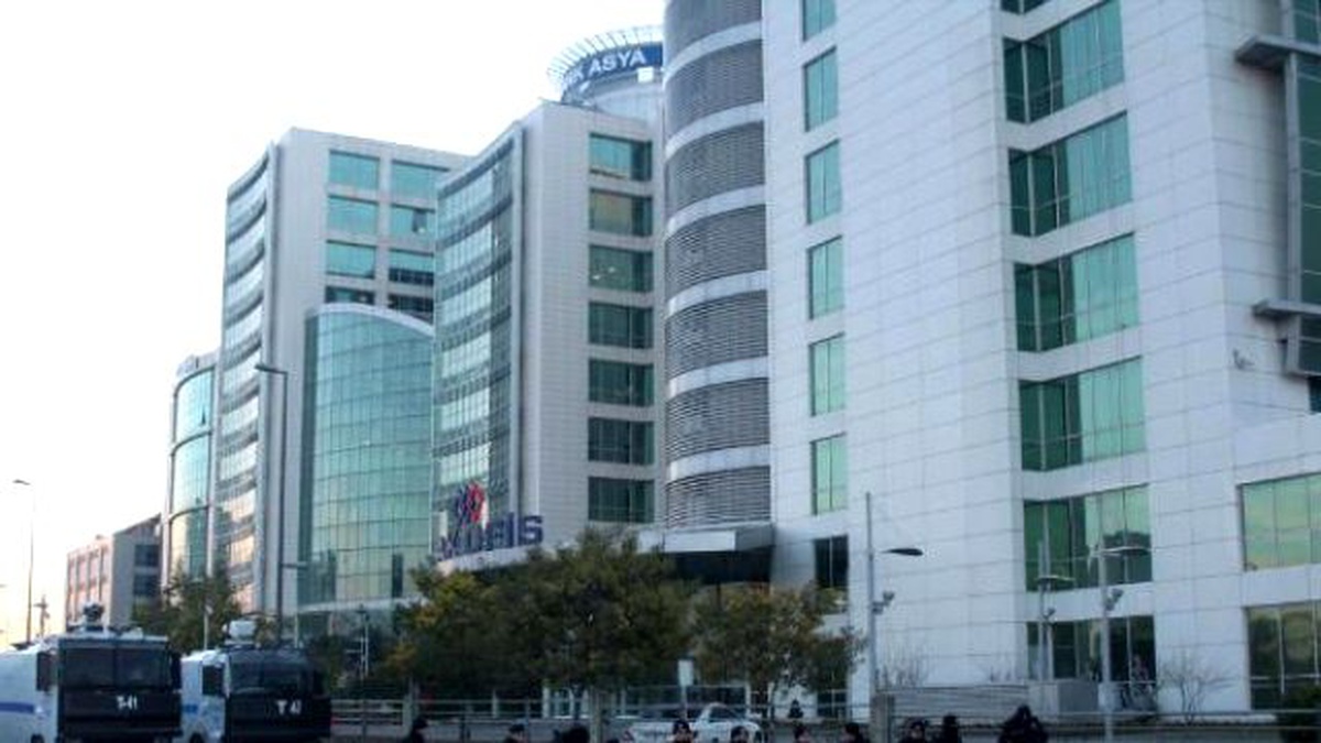 Bank Asya Çalışanları Kimliklerini Göstererek İçeri Girdi