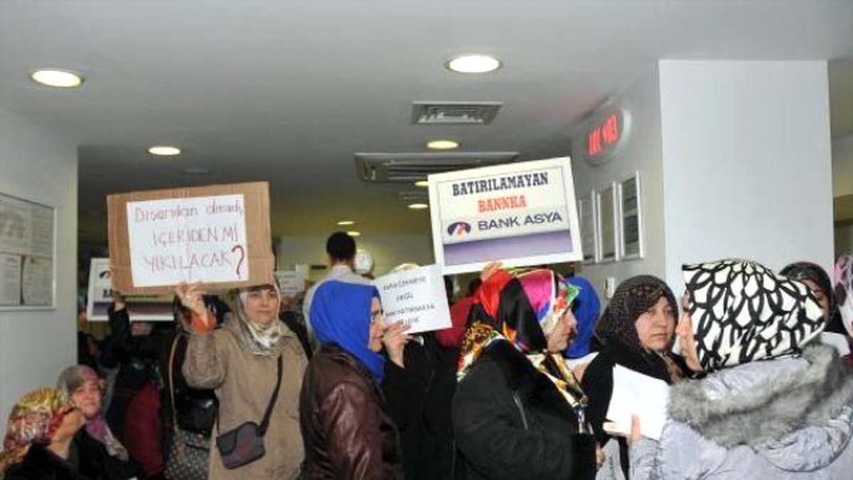 Bank Asya Önünde Bayraklı, Dövizli Tepki