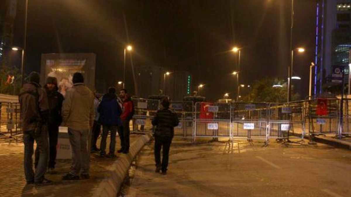 Bank Asya Önündeki Kalabalık Olaysız Dağıldı