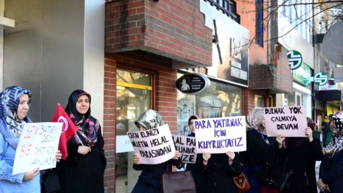 Bank Asya Şubesi Önünde Pankartlı Sessiz Protesto