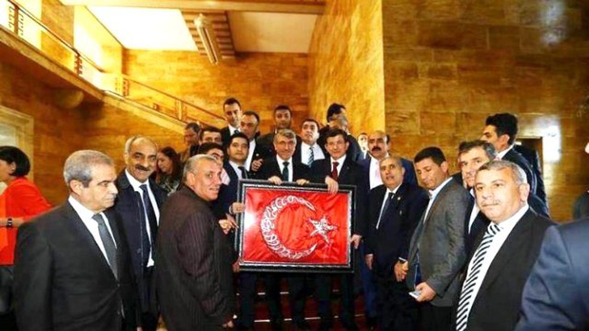 Başbakan Davutoğlu\'na Osmanlıca İşlemeli Türk Bayrağı Hediyesi
