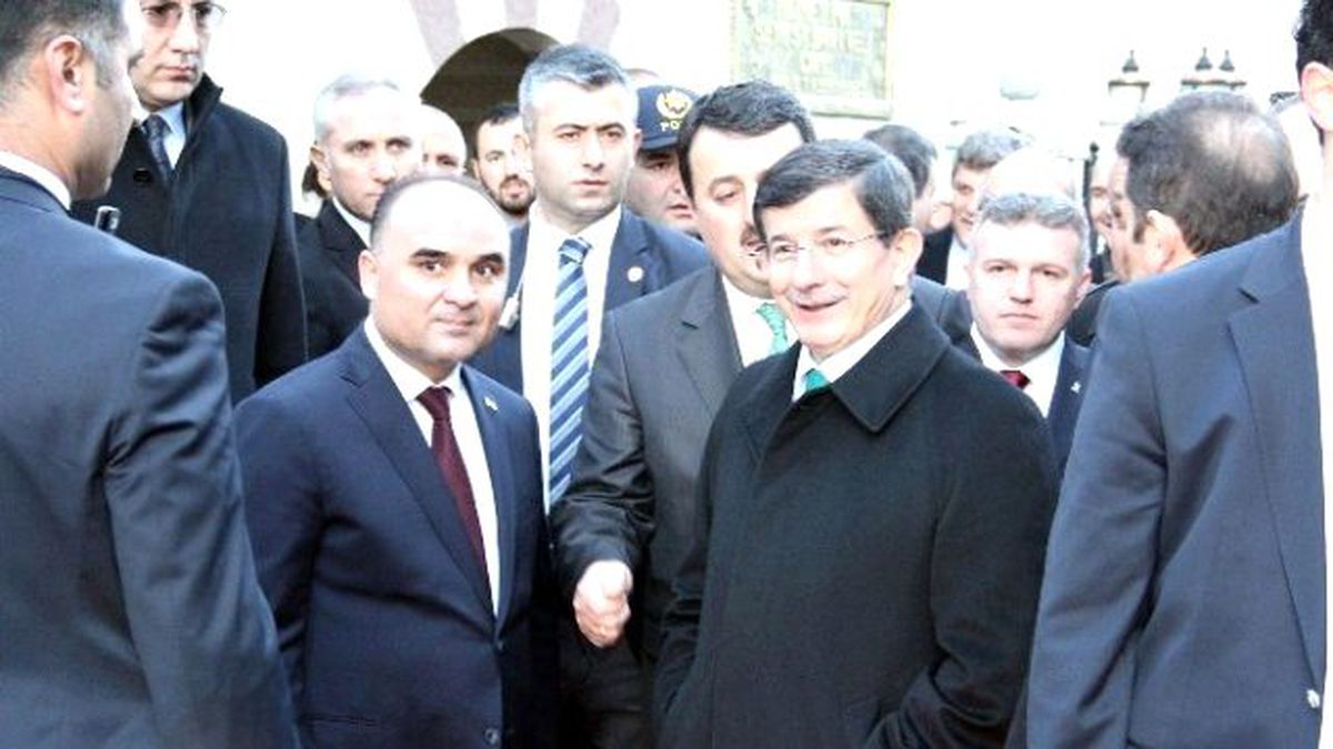 Başbakan Davutoğlu, Şeyh Şaban-ı Veli Hazretlerinin Türbesini Ziyaret Etti