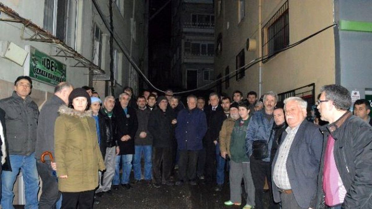 Bursa\'da Lodos Sebebiyle 5 Gündür Elektrik Verilemeyen Mahalleli Ayaklandı