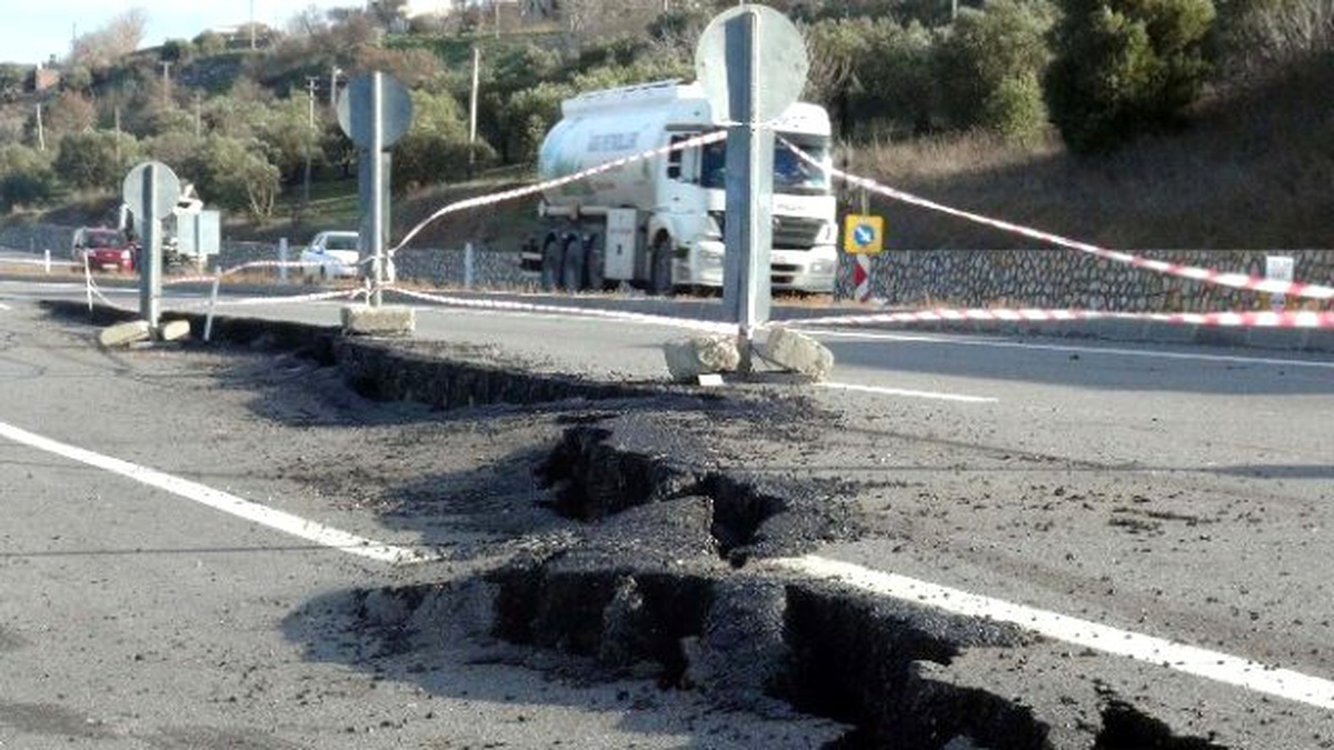 Çanakkale İzmir Karayolu Yol Göz Göre Göre Kayıyor
