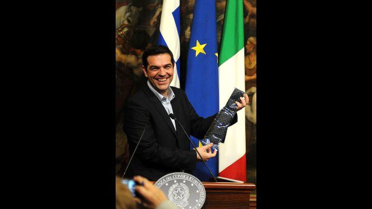 İtalya Başbakanı Renzi, Çipras\'a Kravat Hediye Etti