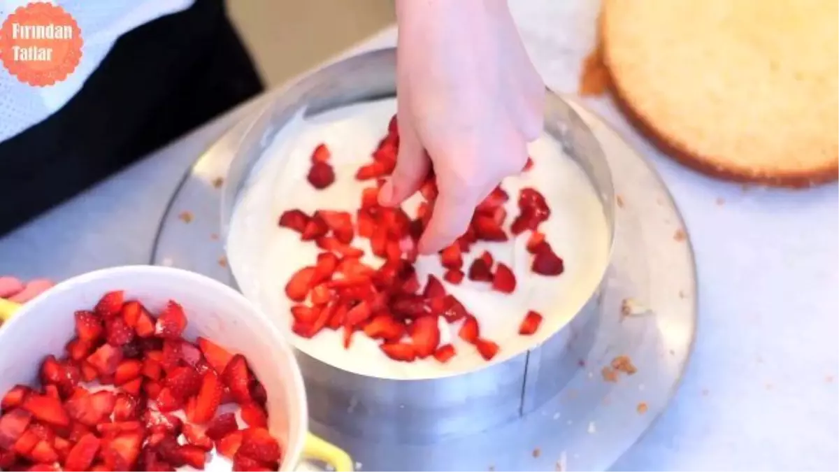 Kolay Pasta Tarifi - Çilekli Pasta Nasıl Yapılır?