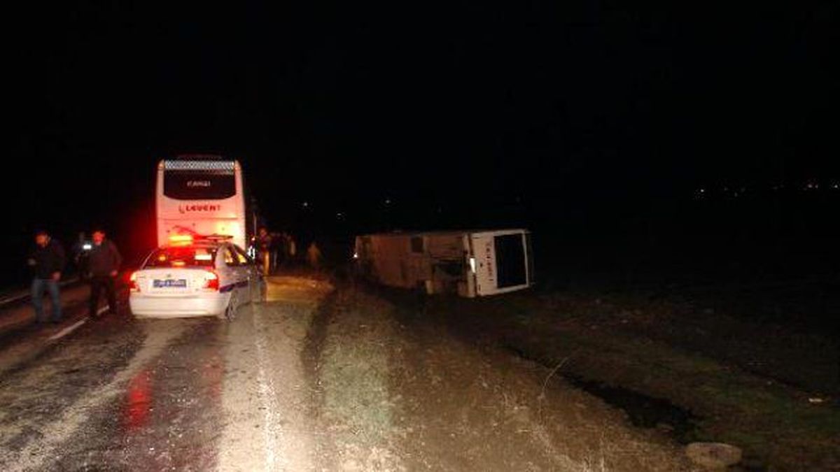 Lastiği Patlayan İşçi Servisi Devrildi: 12 Yaralı