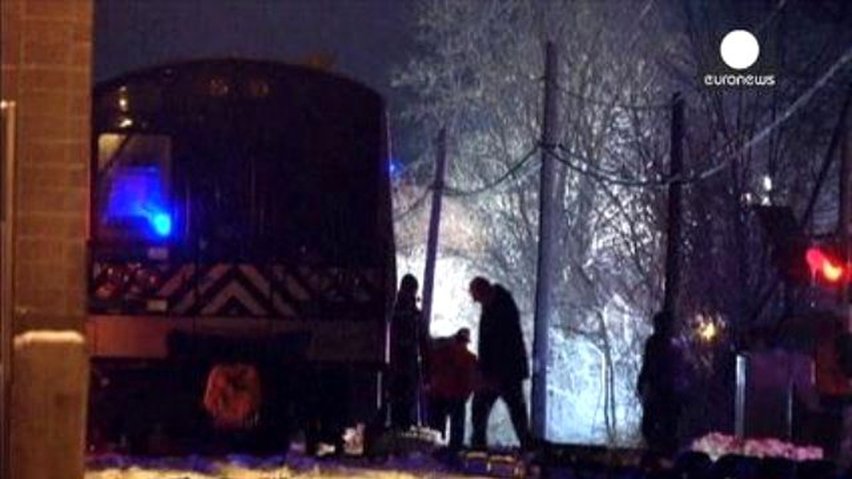New York\'ta Tren Hemzemin Geçitte Otomobille Çarpıştı: 7 Ölü