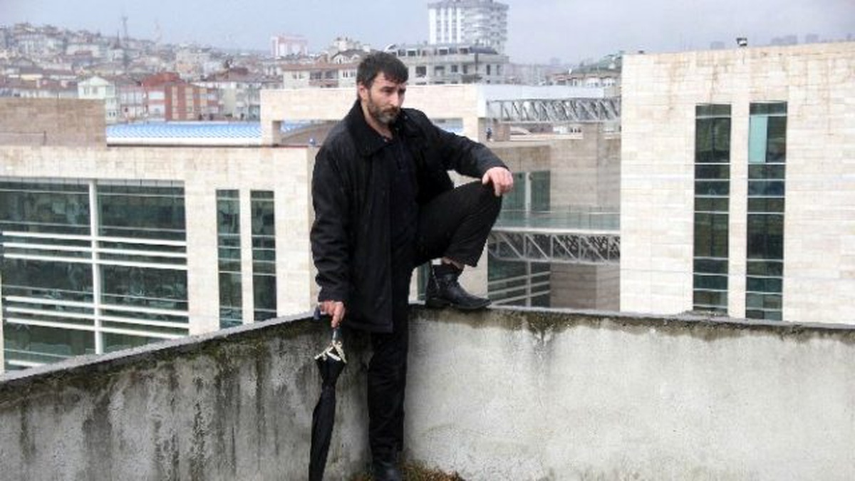 Otomobil ve Kızı İçin Çatıya Çıkarak İntihara Kalkıştı