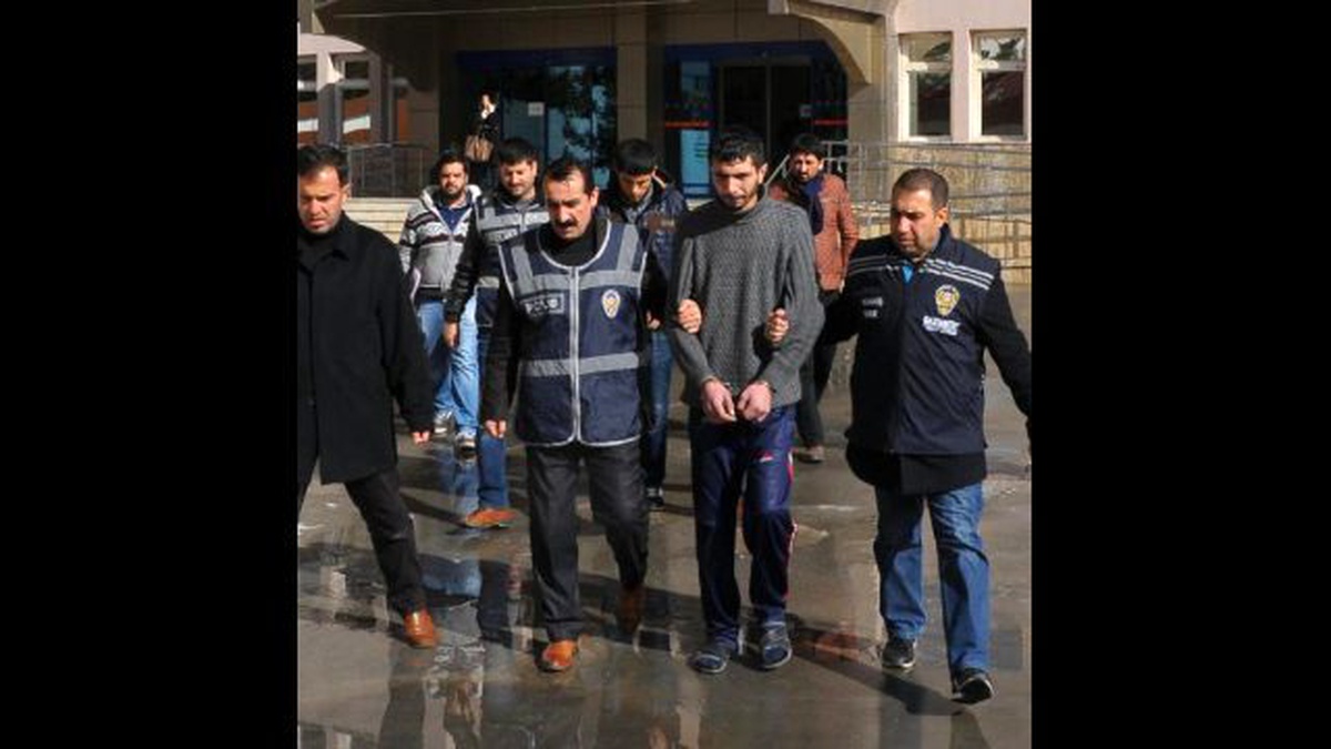 Otomobili Gasp Etmeye Kalkışan Şüphelilere Gözaltı
