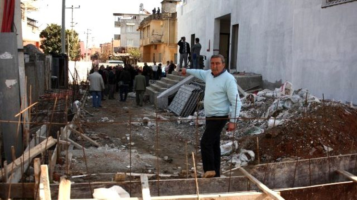 Sokağa Yapılan Bina Vatandaşları İsyan Ettirdi
